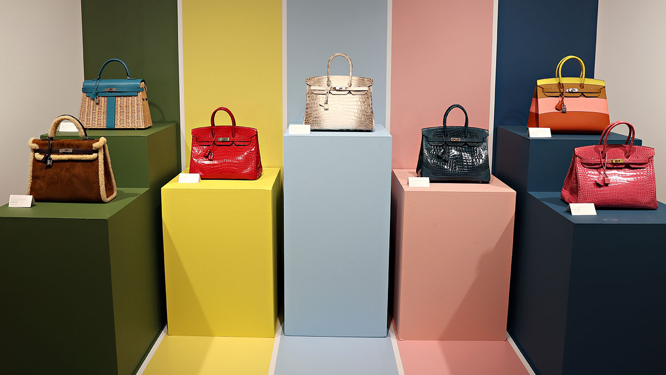 六个 Birkin 包分置在彩色展台上的产品展示