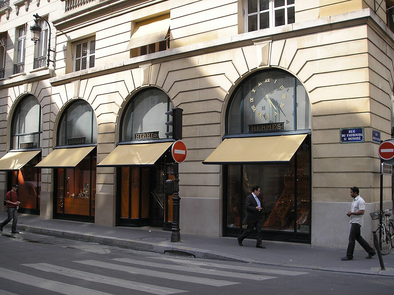 Hermès 旗舰店所在地 24 Faubourg Saint-Honoré 街景