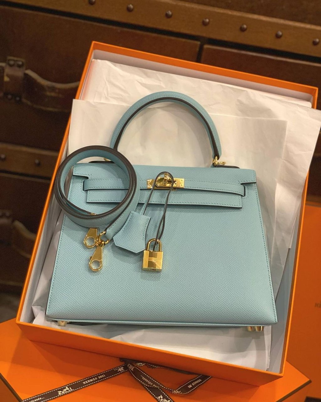 Hermès 现代 Kelly 包产品图，展示标志性的转锁和梯形轮廓
