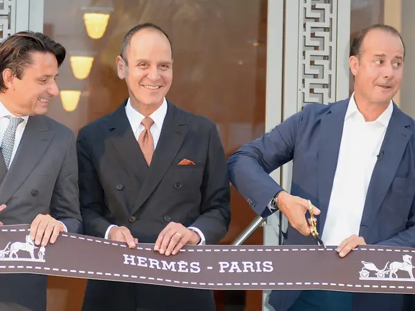 Hermès 家族与管理层在巴黎年度股东大会上的合影