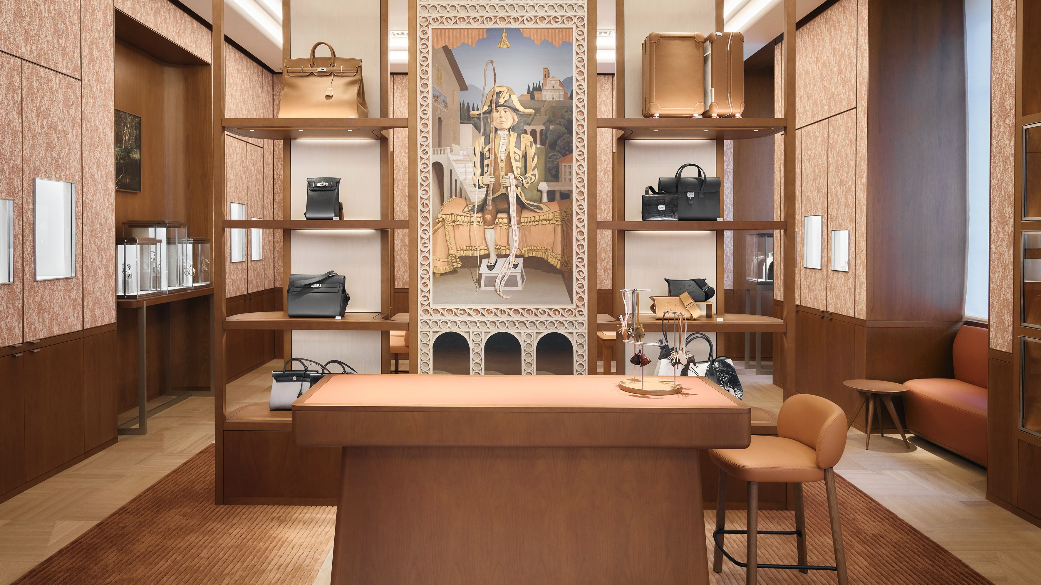 Hermès 旗舰店内部空间，暖色木质展示柜与皮具