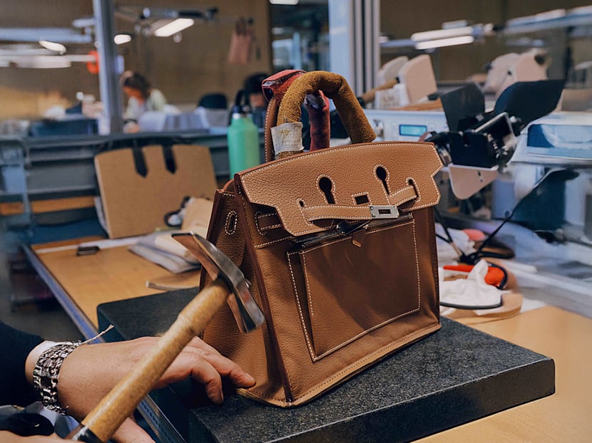 Hermès 工坊内的手工皮具制作场景