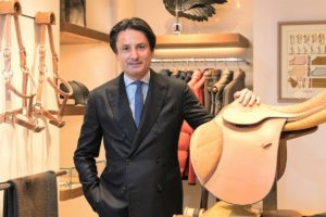 [Patrick Thomas 在 Hermès 精品店内的照片]