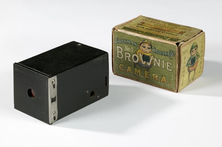附着原包装盒的 Brownie 相机，包装上为 Palmer Cox 的 Brownie 精灵彩绘