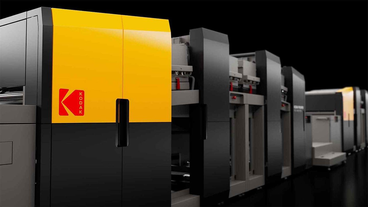 PROSPER 7000 Turbo Press 在印刷车间运行中，正在输出彩色印刷品
