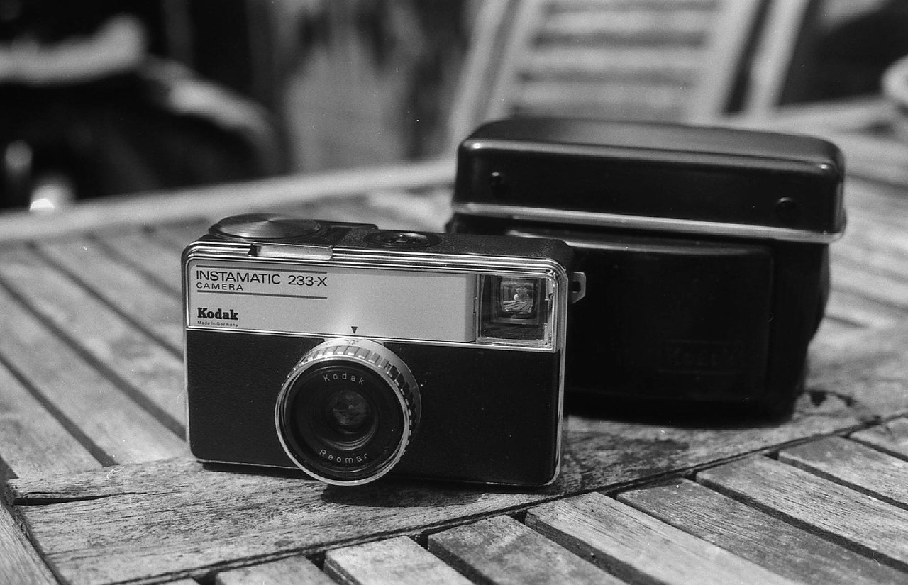 Kodak 126 格式 Instamatic 相机与配套卡匣，1963 年推出的密封塑料卡匣是格式锁定的关键硬件