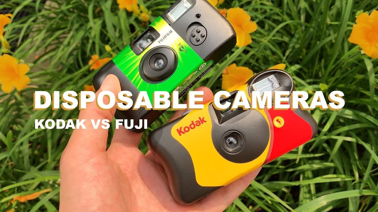 Fuji 绿色一次性相机与 Kodak 黄色一次性相机并排对比，摄于户外绿地