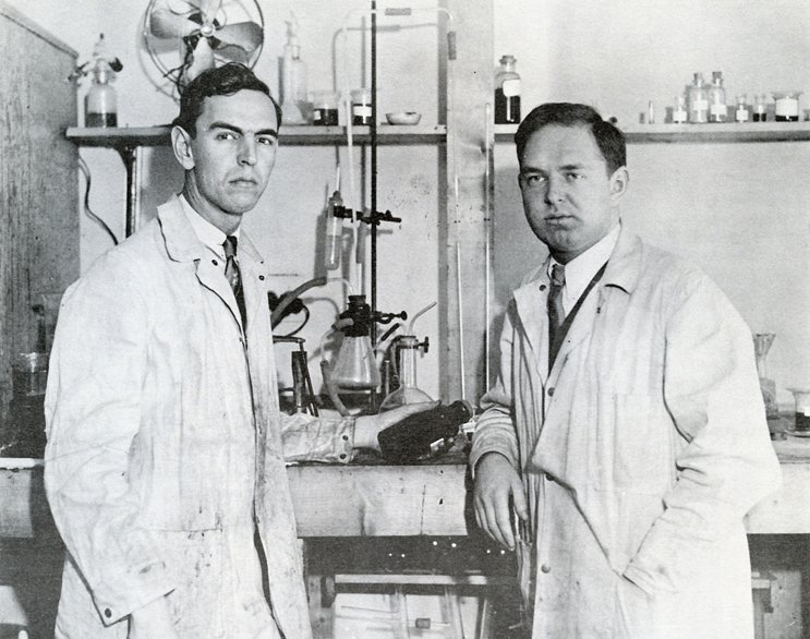 Leopold Godowsky Jr.（左）与 Leopold Mannes（右）在 Kodak 研究实验室，1935 年