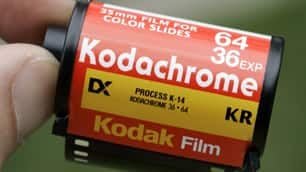 Kodak Kodachrome 64 胶卷盒，红黄条纹包装已成视觉符号