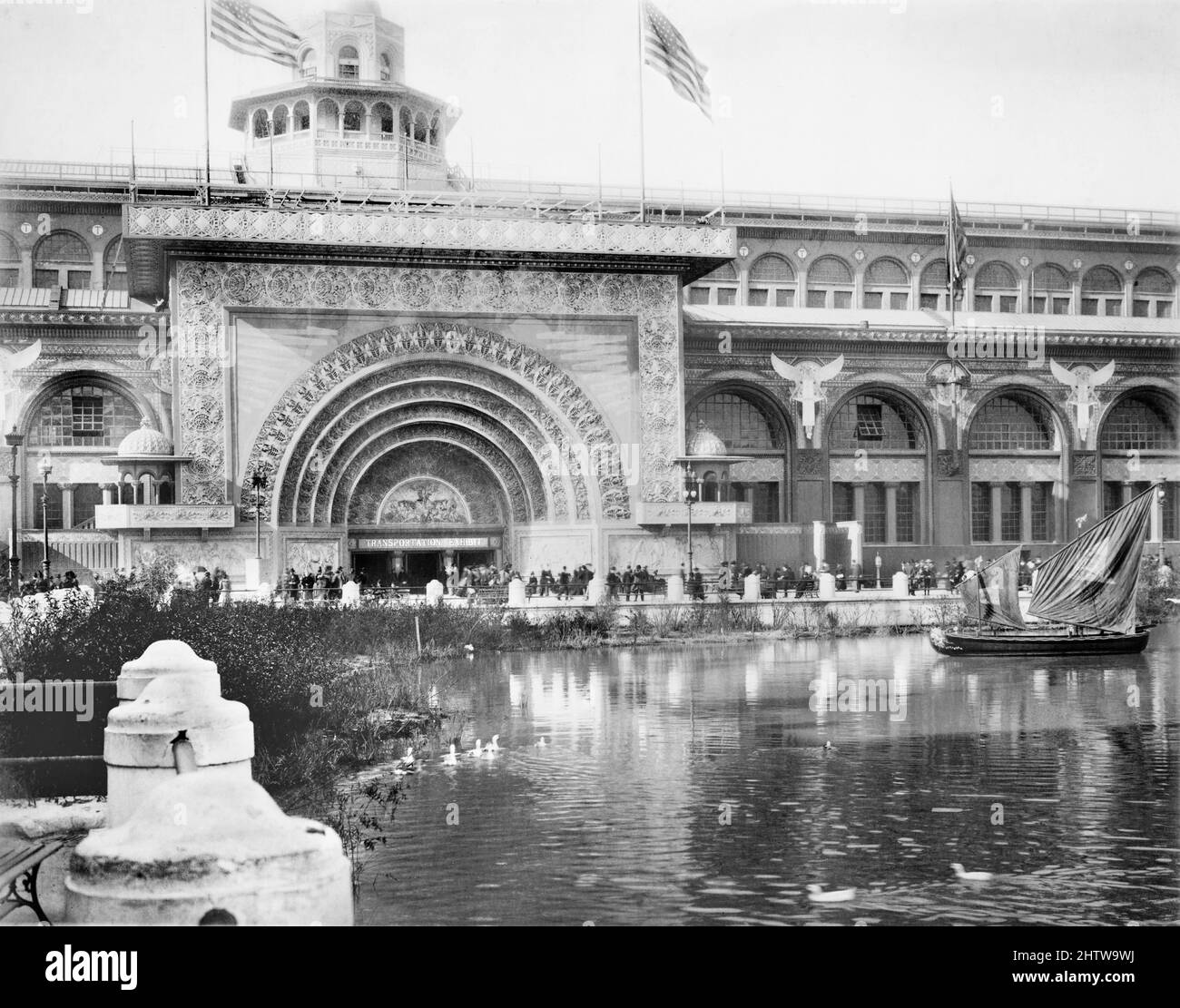 1893 年芝加哥 World's Columbian Exposition 上的 Kodak Girl，女孩身着条纹连衣裙、戴宽檐帽，站在交通馆门前向来访者展示 Kodak 相机