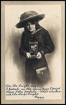 1890 年代的 Kodak Girl 原始广告卡片，年轻女性手持 Kodak 相机，目光自信地看向镜头之外