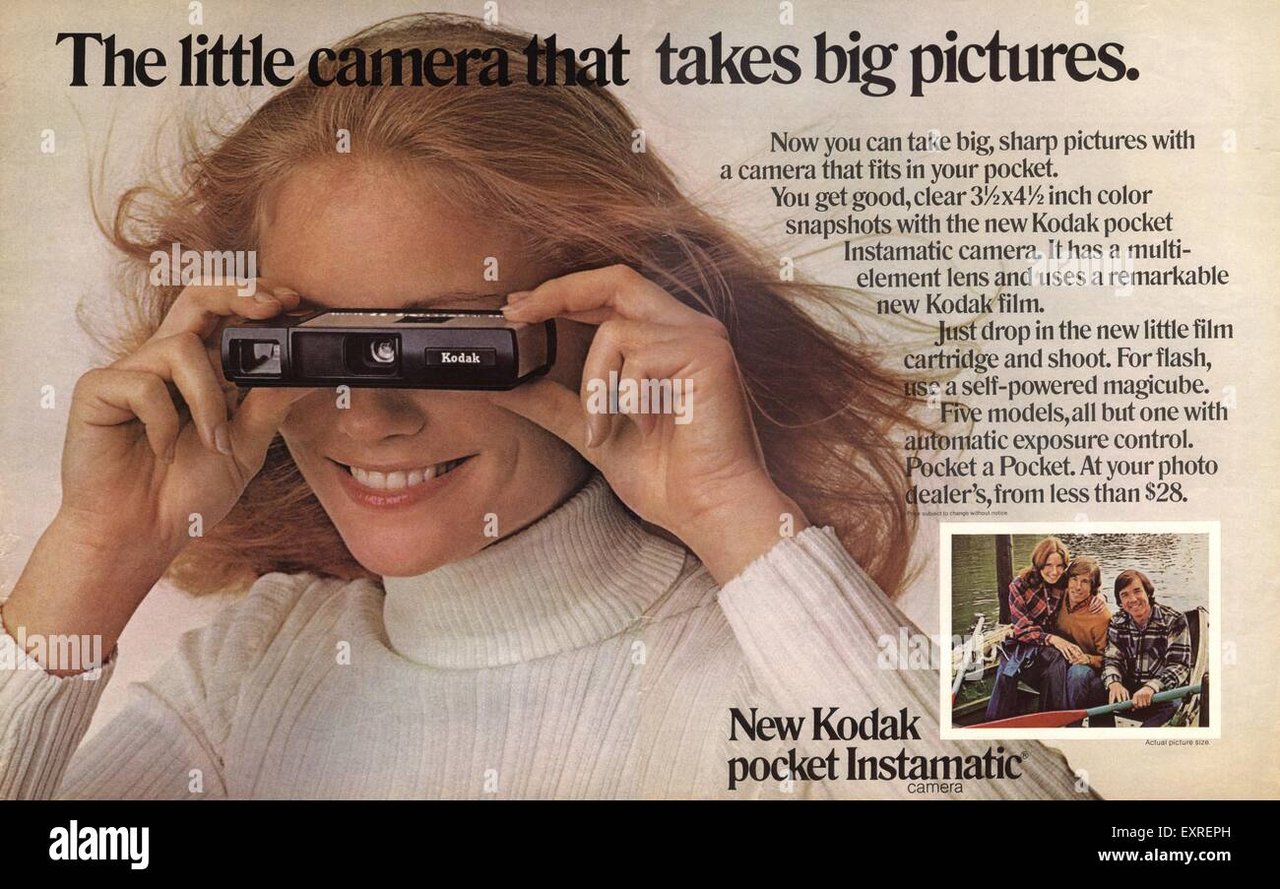1970s Kodak Instagratic 杂志广告，女性手持 Pocket Instamatic 相机，标题为 Kodak 的 snapshot 广告语