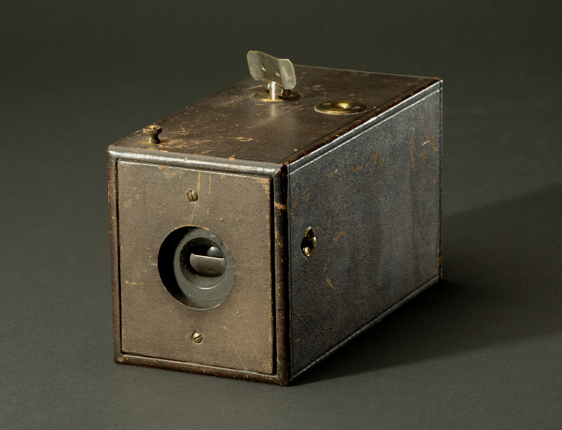 1888 年原版 Kodak #1 相机，木质机身配皮革包裹，Smithsonian 收藏