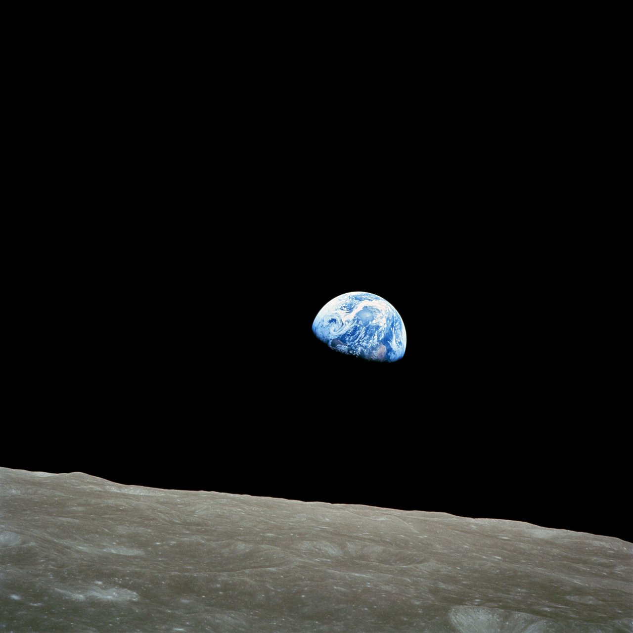 Earthrise，1968 年 Apollo 8 任务拍摄，Hasselblad 相机配 Kodak 胶片