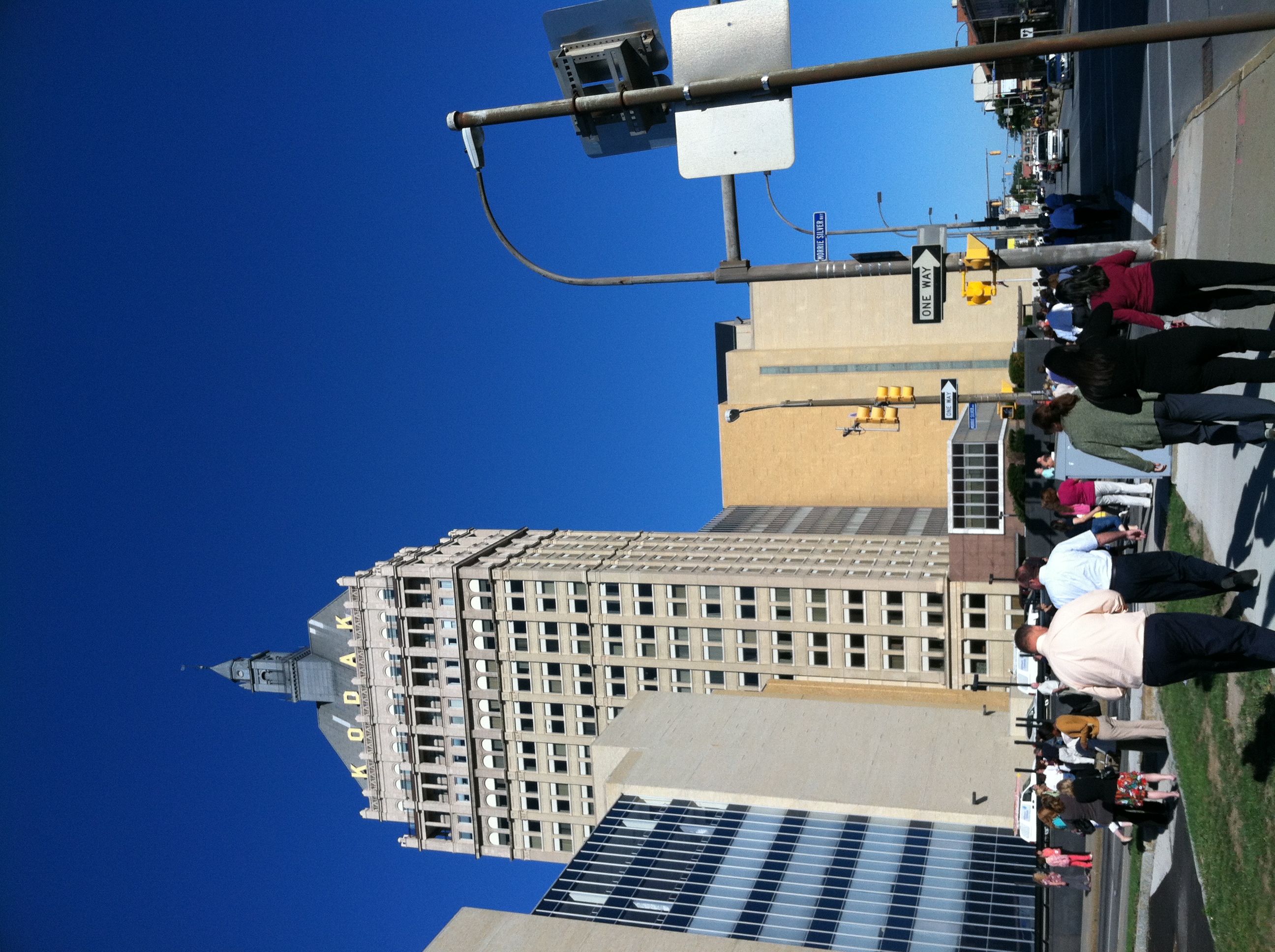 Rochester 市中心的 Kodak Tower，顶部黄色 KODAK 字样是城市天际线最醒目的标志