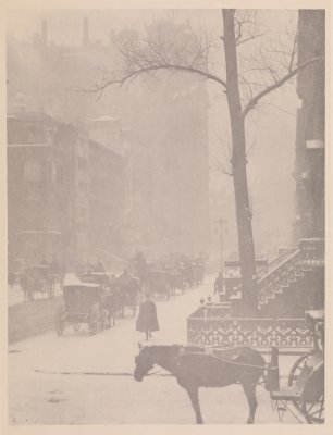 Alfred Stieglitz 1896 年作品《The Street, Fifth Avenue》，展示了画意摄影对构图和氛围的精细控制