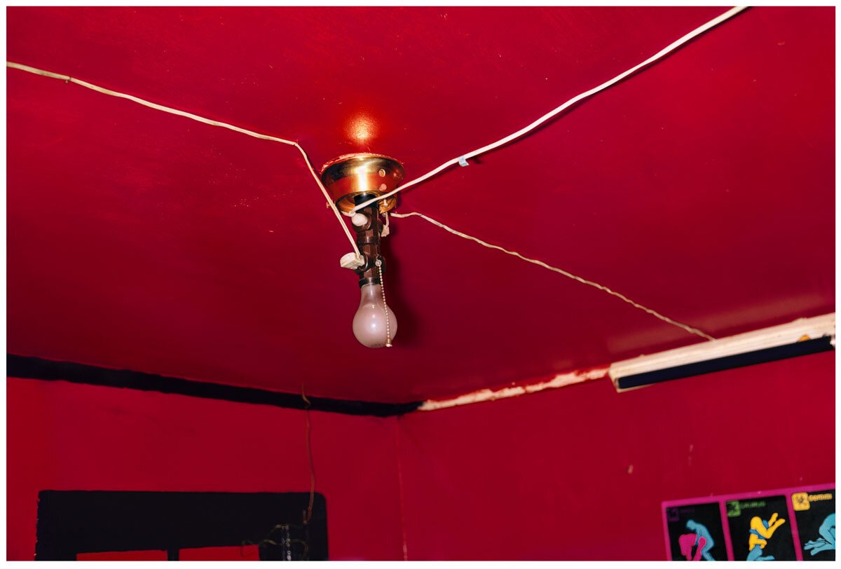 William Eggleston 1973 年作品《Untitled, Greenwood, Mississippi》，著名的"红天花板"照片，拍摄于密西西比一家家庭聚会