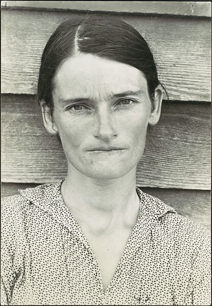Walker Evans 1936 年在阿拉巴马州 Hale County 拍摄的佃农妻子肖像，直接、无修饰，体现了他追求的'纪实风格'
