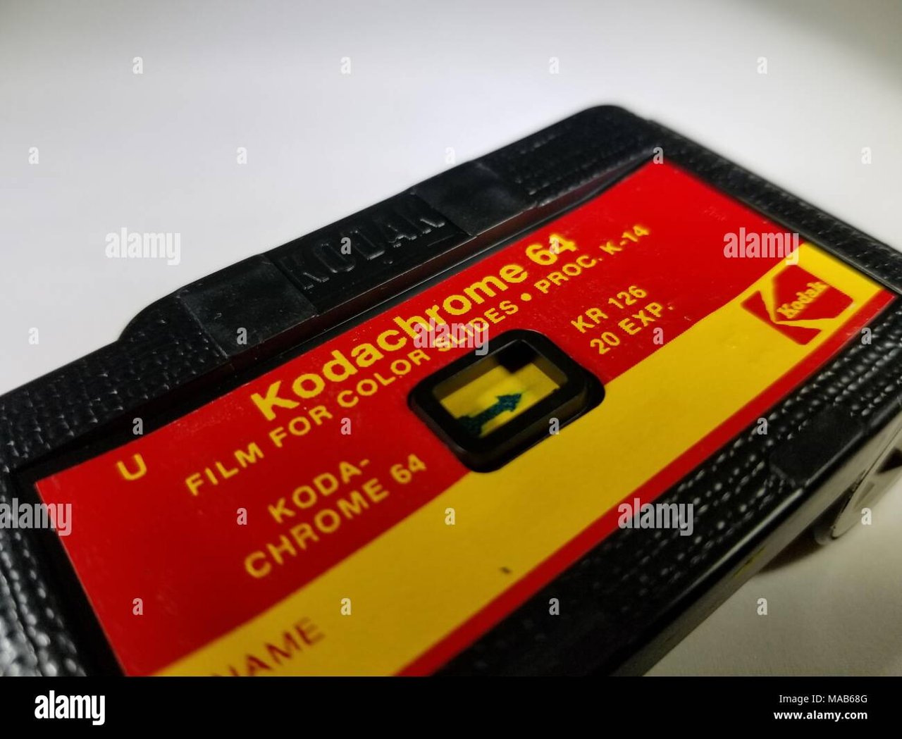 Kodak 126 胶卷暗盒特写，红黄包装，塑料密封盒装载无需接触胶片