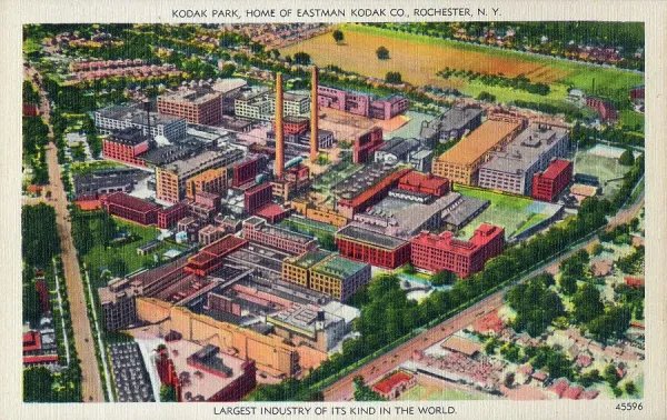 Kodak Park 1945 年鸟瞰图，密集厂房和铁路显示 Kodak 在 Rochester 的城市级工业尺度