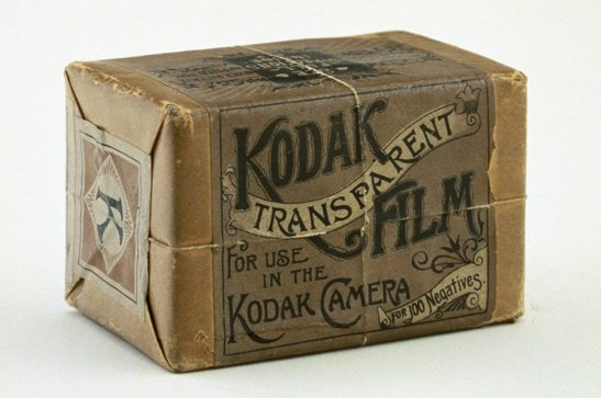 1889 年 Kodak Transparent Film 包装盒，棕色纸盒标注"透明胶片，用于 Kodak 相机"