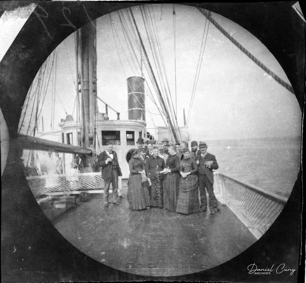 1889 年 Kodak #1 拍摄的早期圆形 snapshot 底片，素材来自拍卖网站，封套标注 "Finished Oct 14, 1889"