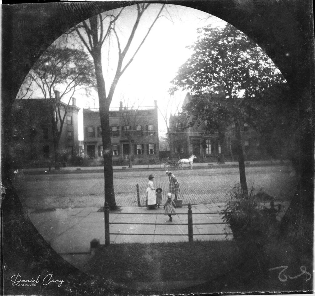 早期 Kodak #1 拍摄的 1889 年纽瓦克市景圆形照片，展示了业余 snapshot 的典型画面