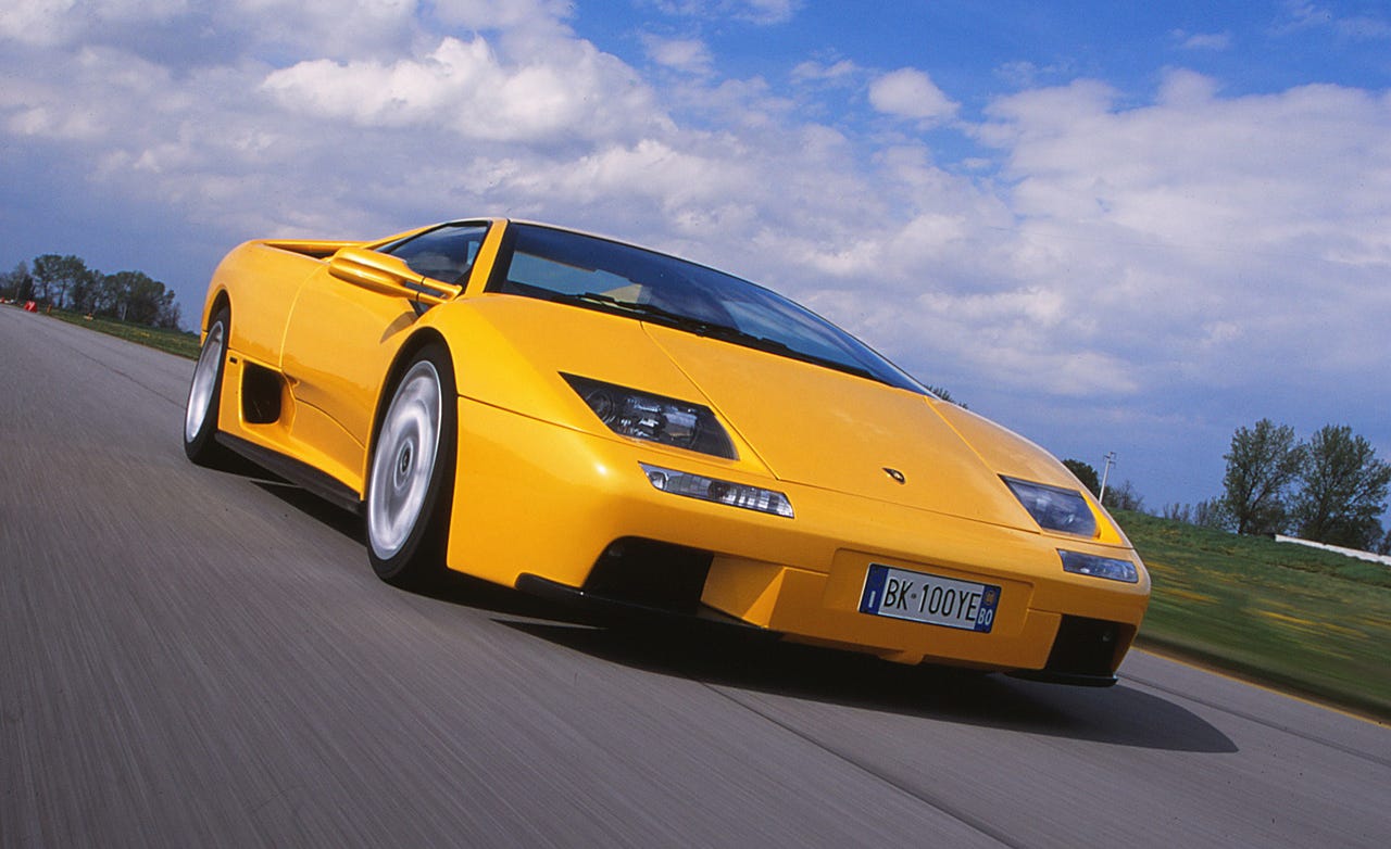 2000 款 Lamborghini Diablo VT 6.0 黄色外观，前方四分之三视角