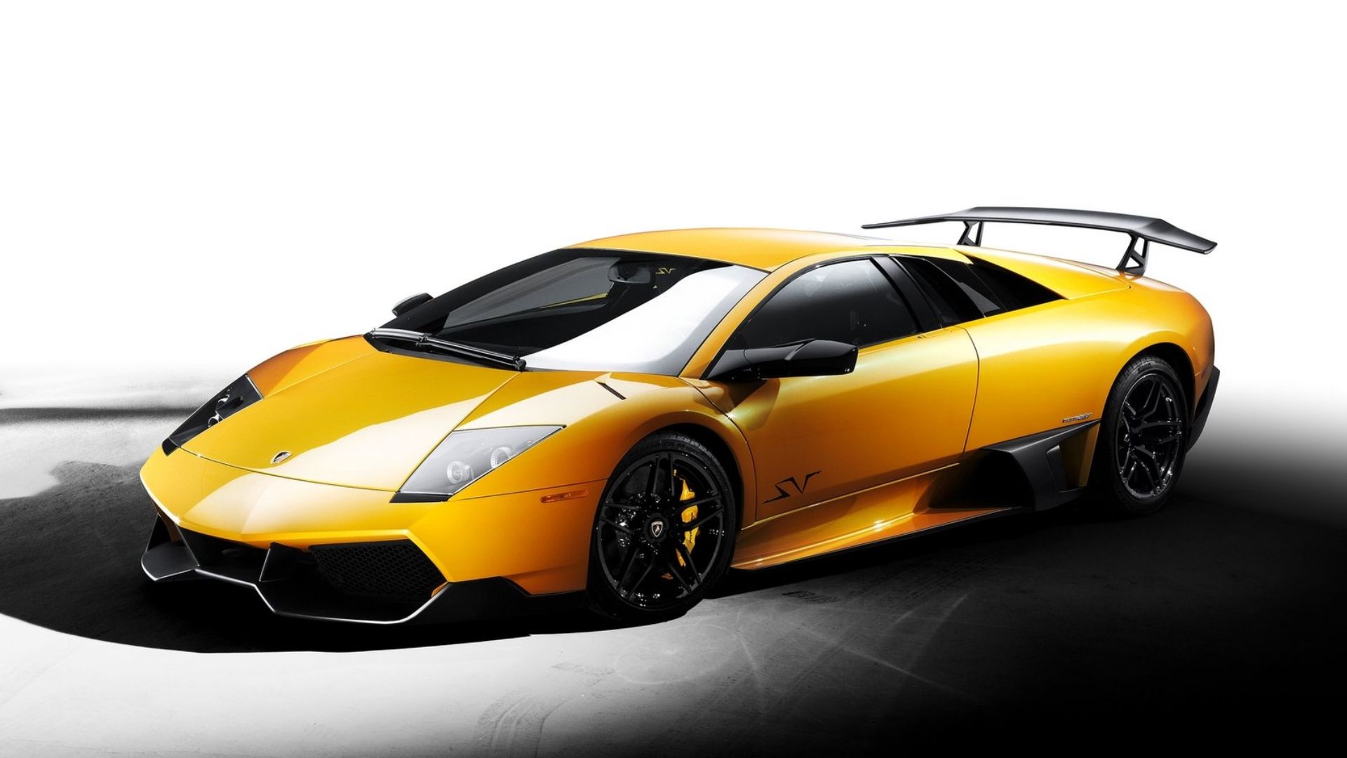2001 款 Lamborghini Murcielago 黄色外观，侧面视角