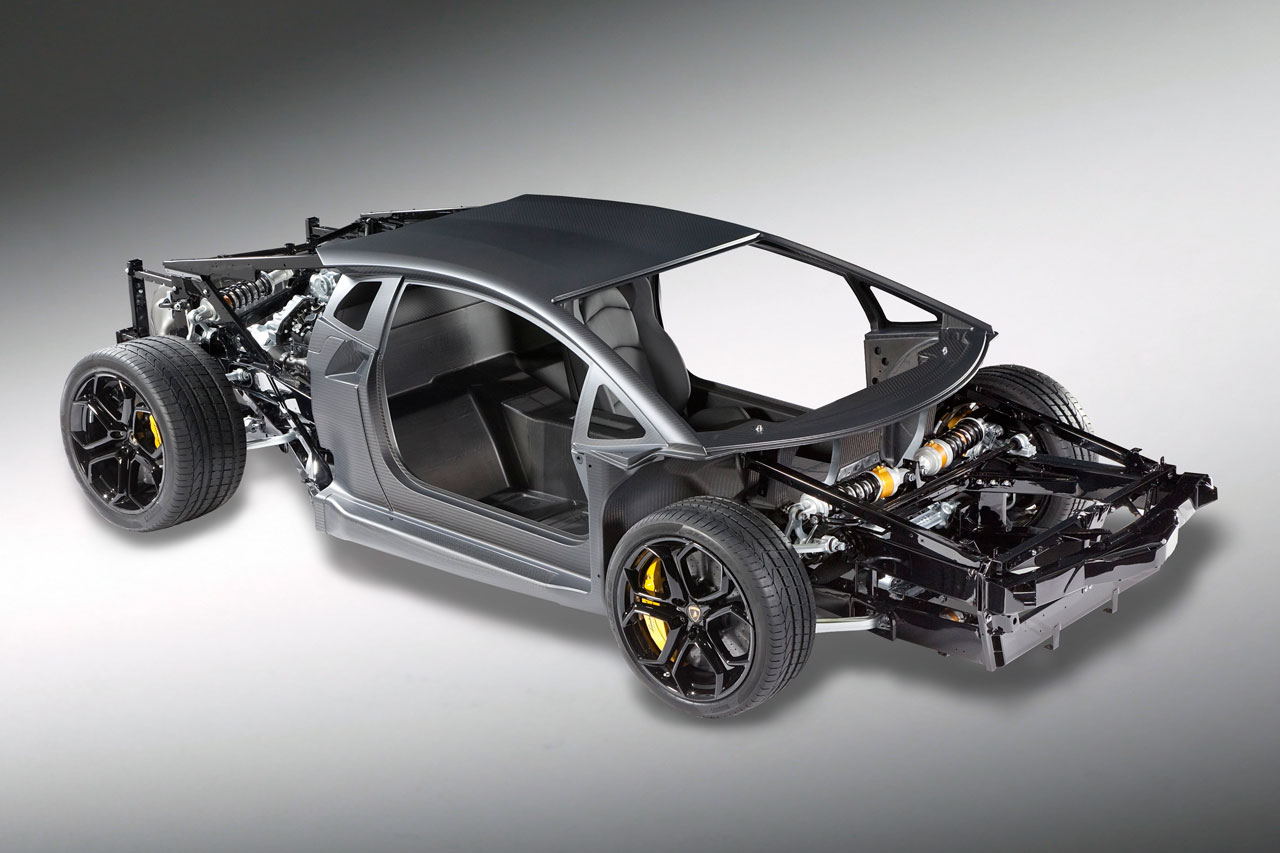 Aventador LP700-4 碳纤维单体壳，铝合金副车架前后连接