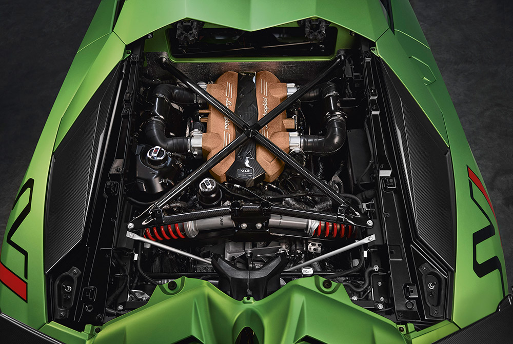Lamborghini V12 引擎剖面图，展示 60 度夹角和 DOHC 布局