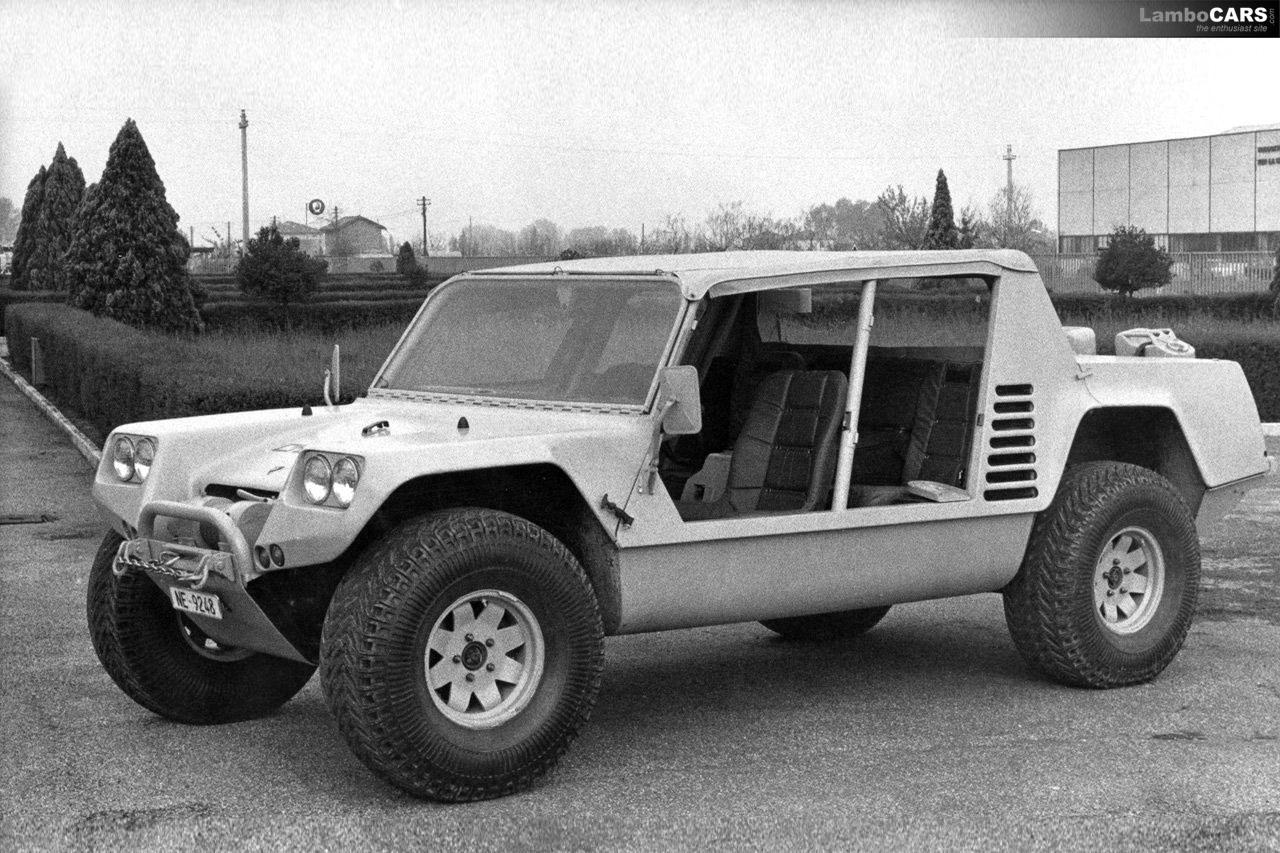 1977 年日内瓦车展展出的 Lamborghini Cheetah 原型车，沙漠色涂装，车头悬挂公牛徽标
