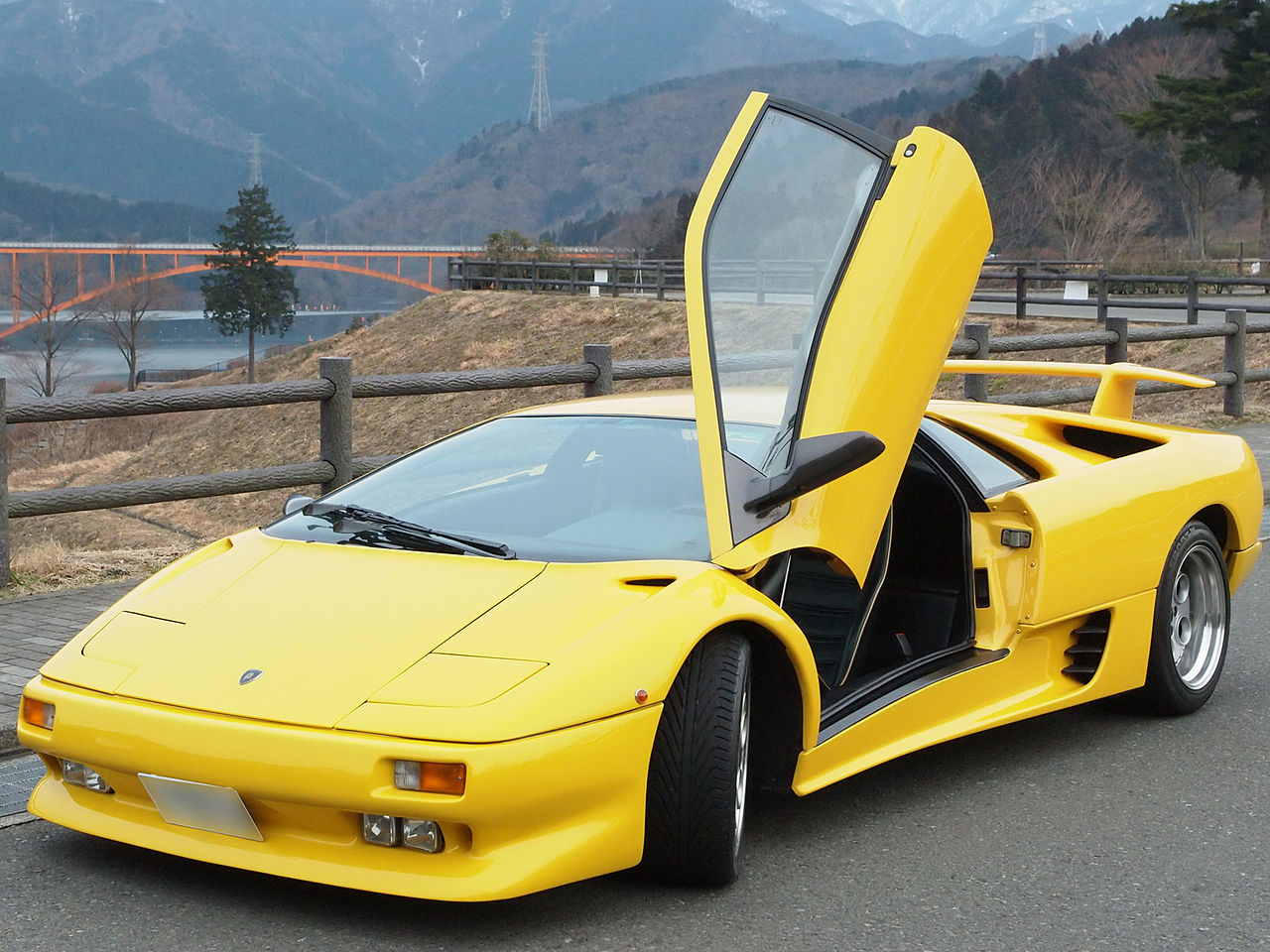 1990 Lamborghini Diablo 前 45 度视角，低矮楔形车身与弹出式头灯
