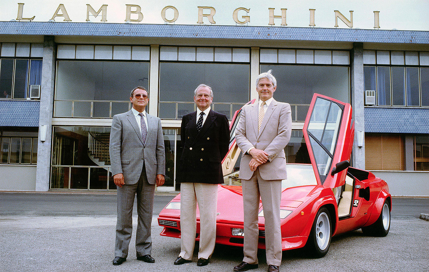 1987 年 Chrysler 收购 Lamborghini 现场，Lee Iacocca 和团队在 Countach 前