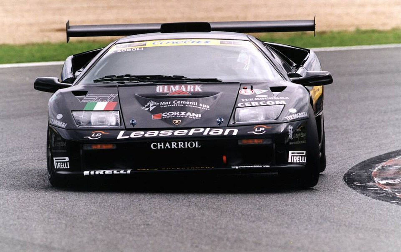 Lamborghini Diablo 中置 5.7L V12 引擎，红色歧管和银色进气结构