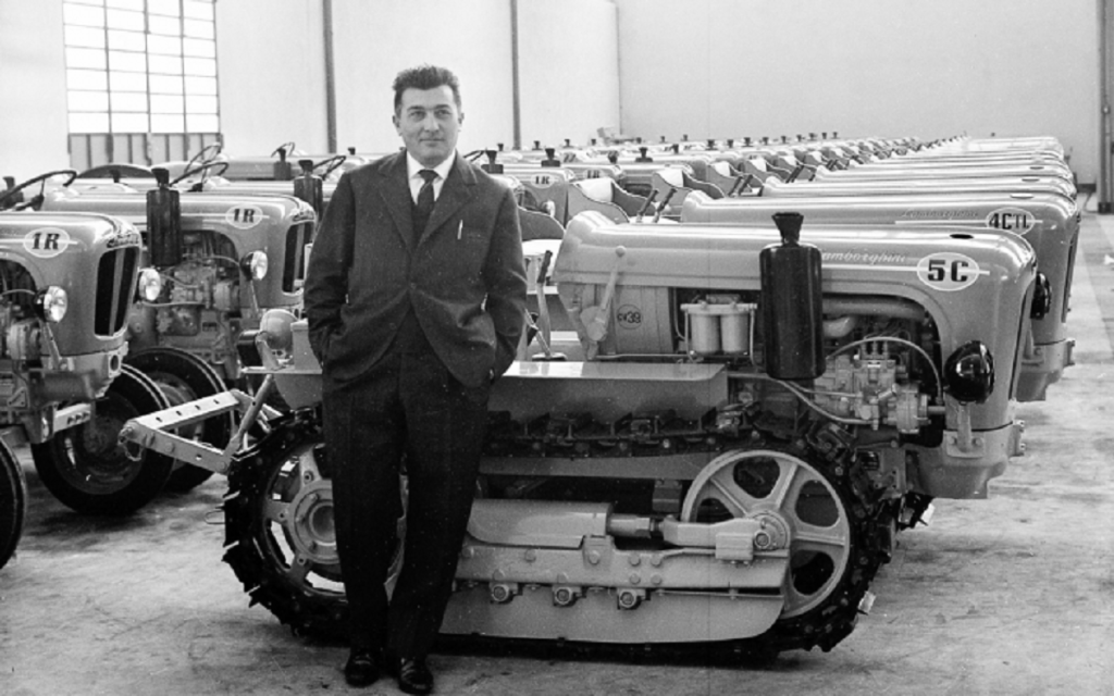 Ferruccio 站在 Lamborghini 拖拉机工厂内，身后是排满车间的拖拉机