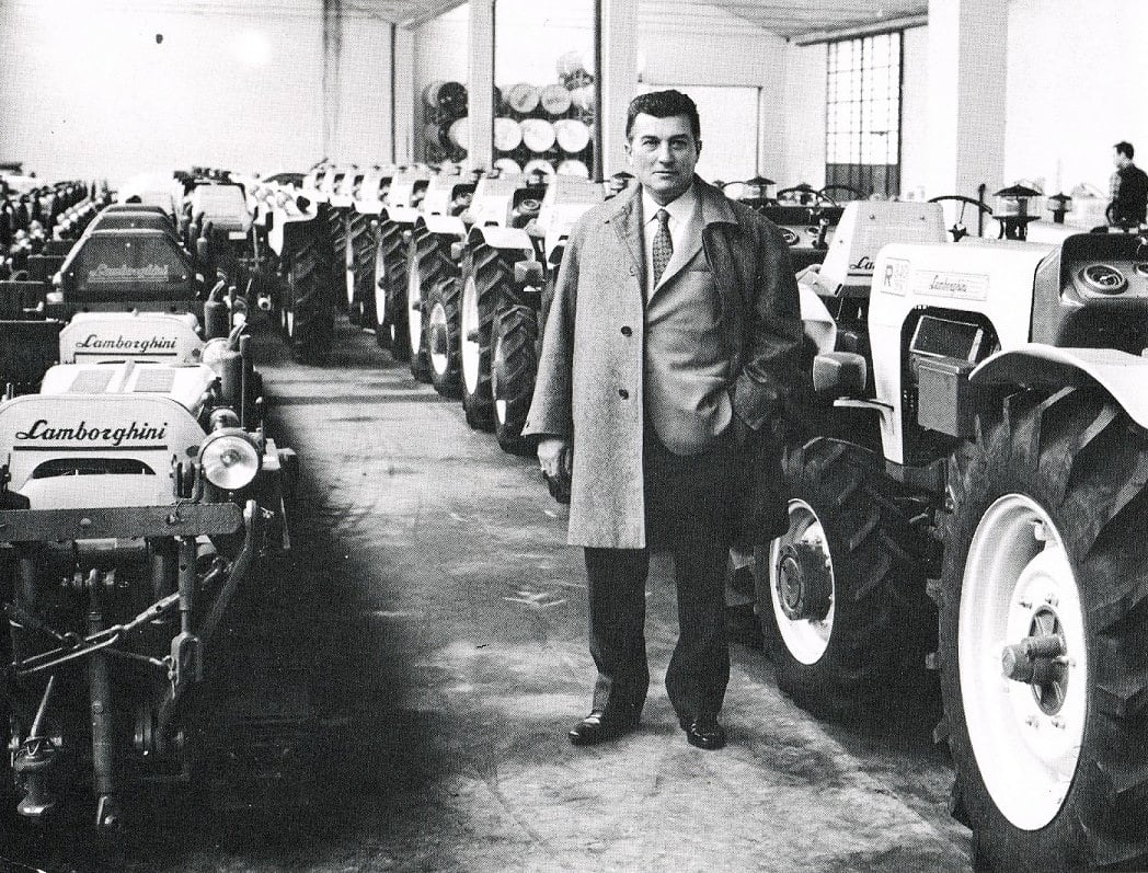 Ferruccio Lamborghini 在 1960 年代与他的拖拉机产品站在一起