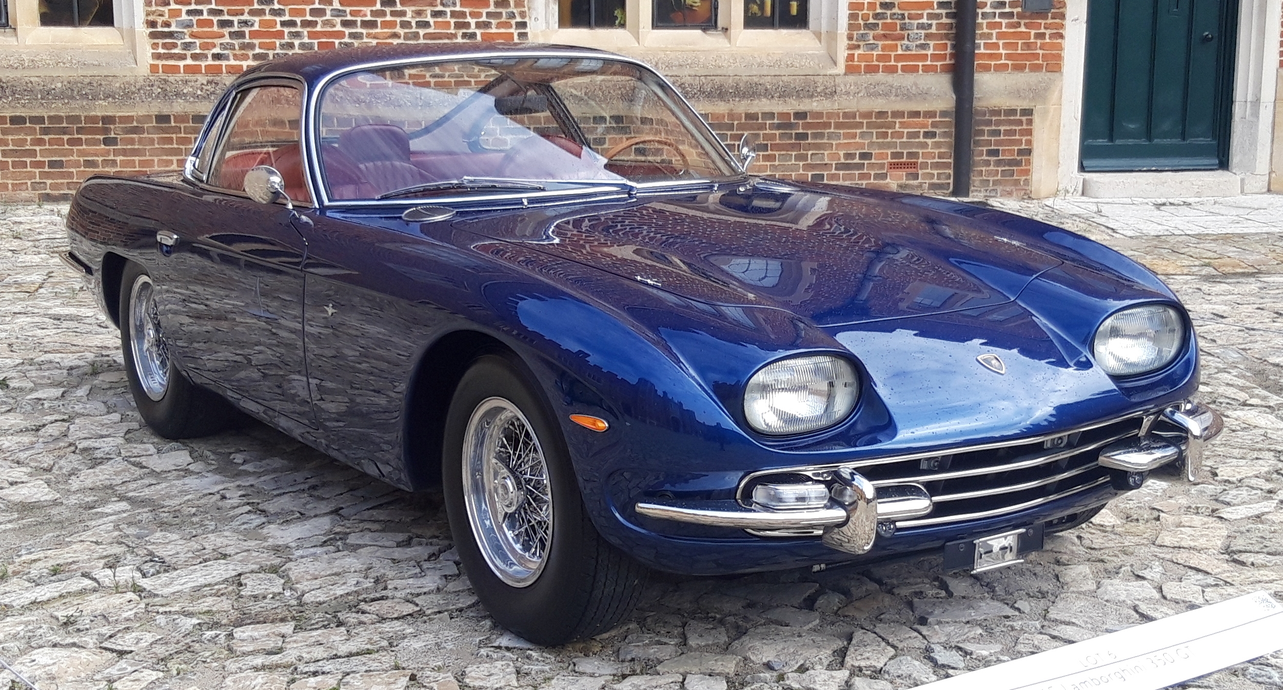 350 GT 侧前视角，展示 Touring Superleggera 铝制车身的优雅线条和长车头比例