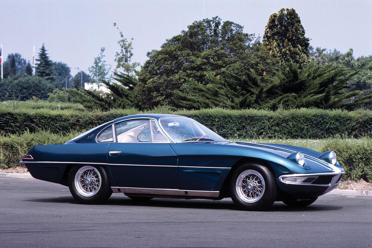 Bizzarrini 设计的 3.5L V12 引擎，60 度夹角，六喉化油器