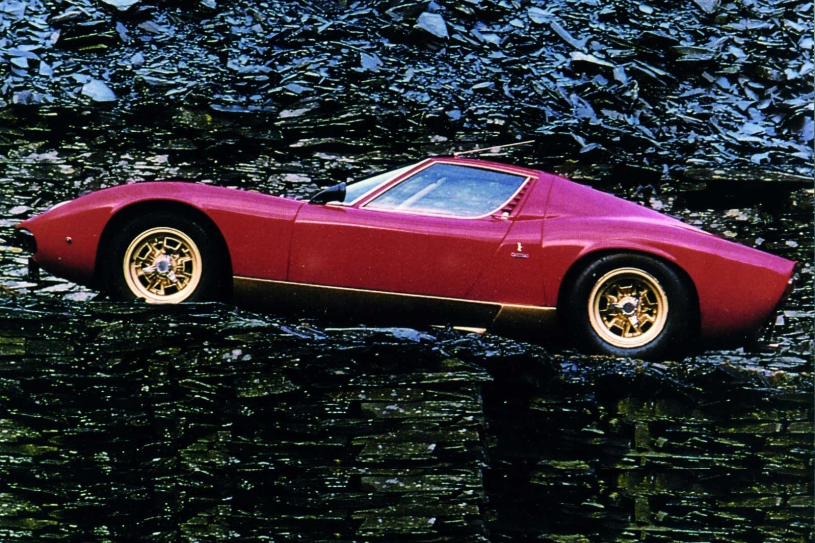 Ferruccio Lamborghini 站在拖拉机厂前