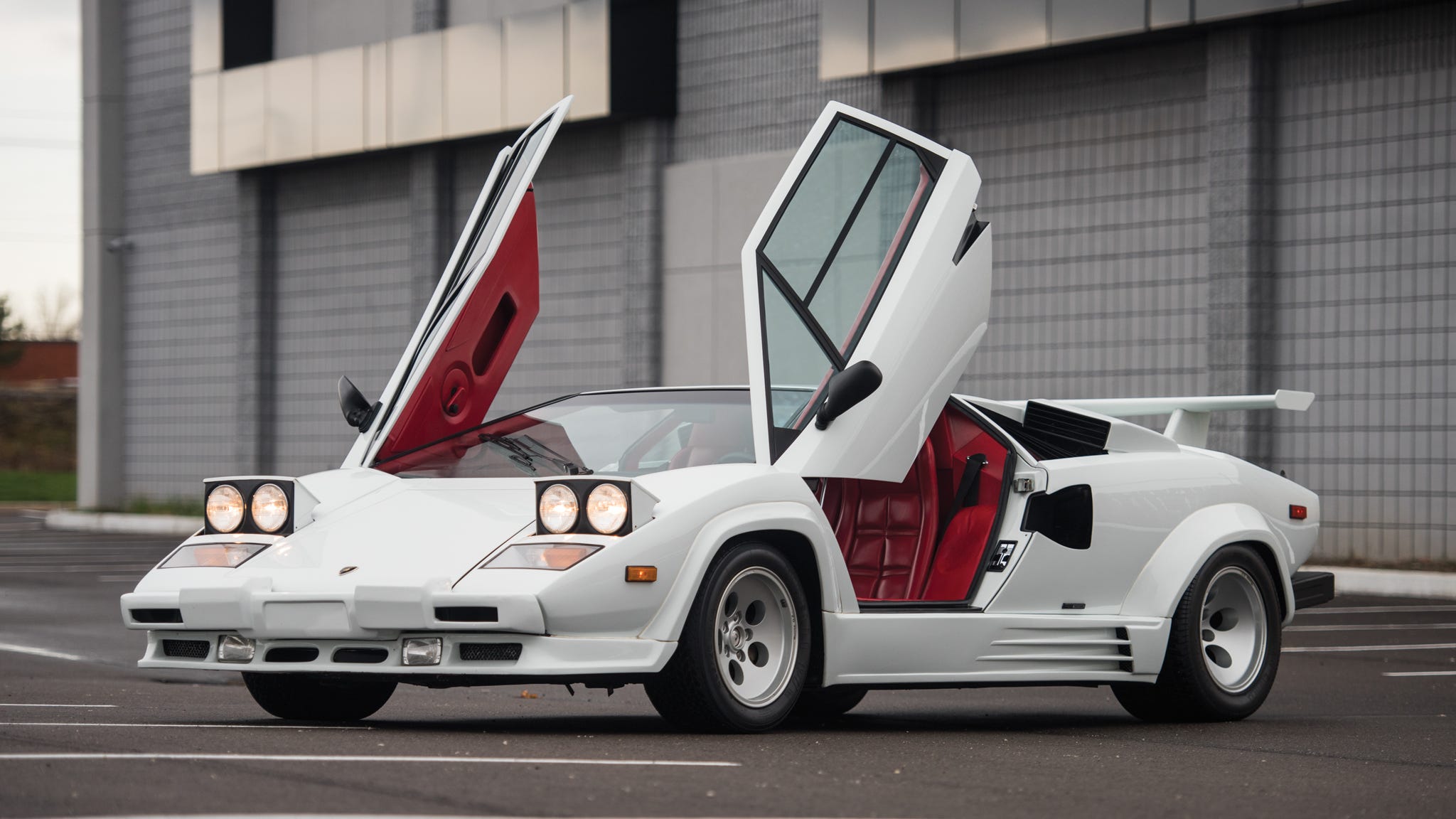 1974 年量产的 Countach LP400