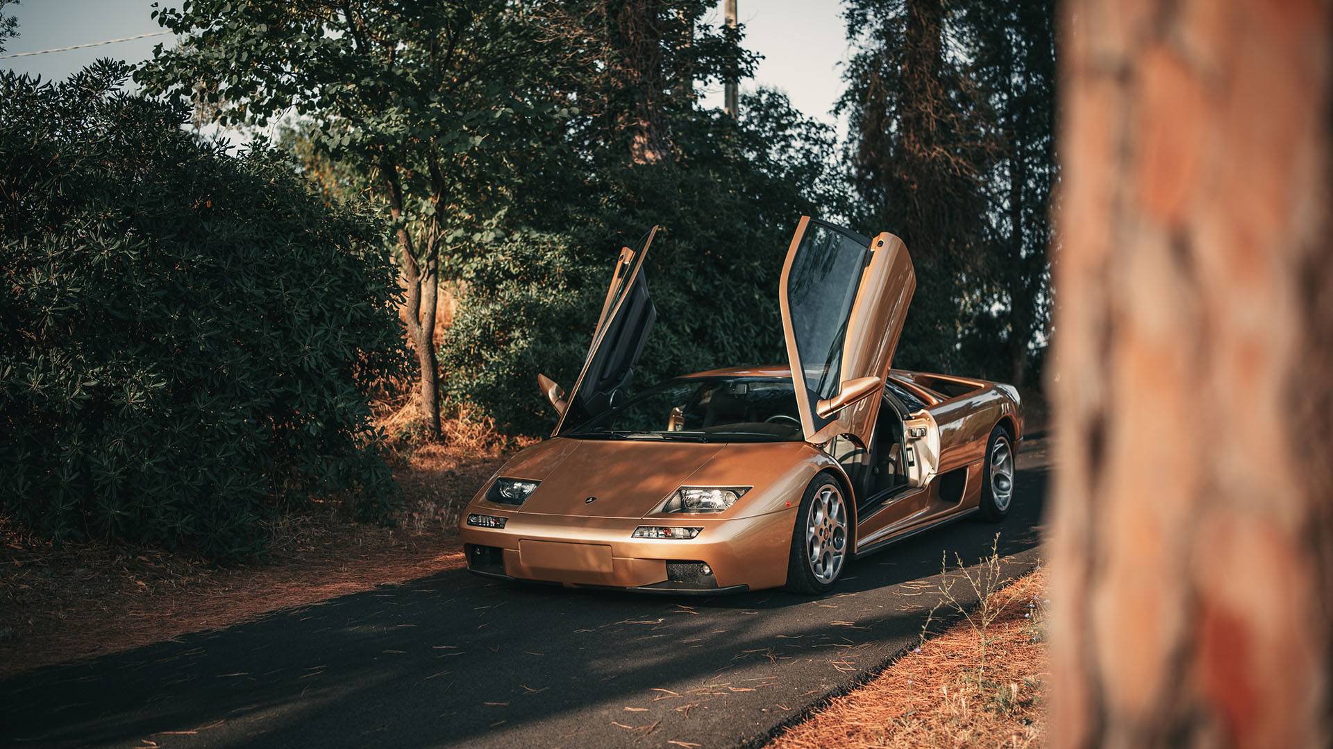 Countach LP400 的后 45 度视角，展示楔形车身设计