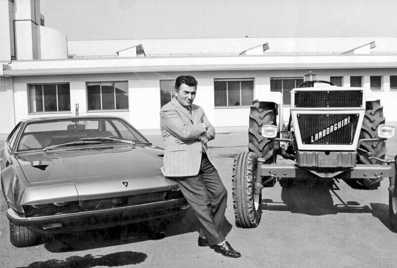 Ferruccio Lamborghini 在拖拉机厂前与工人交谈的档案照片