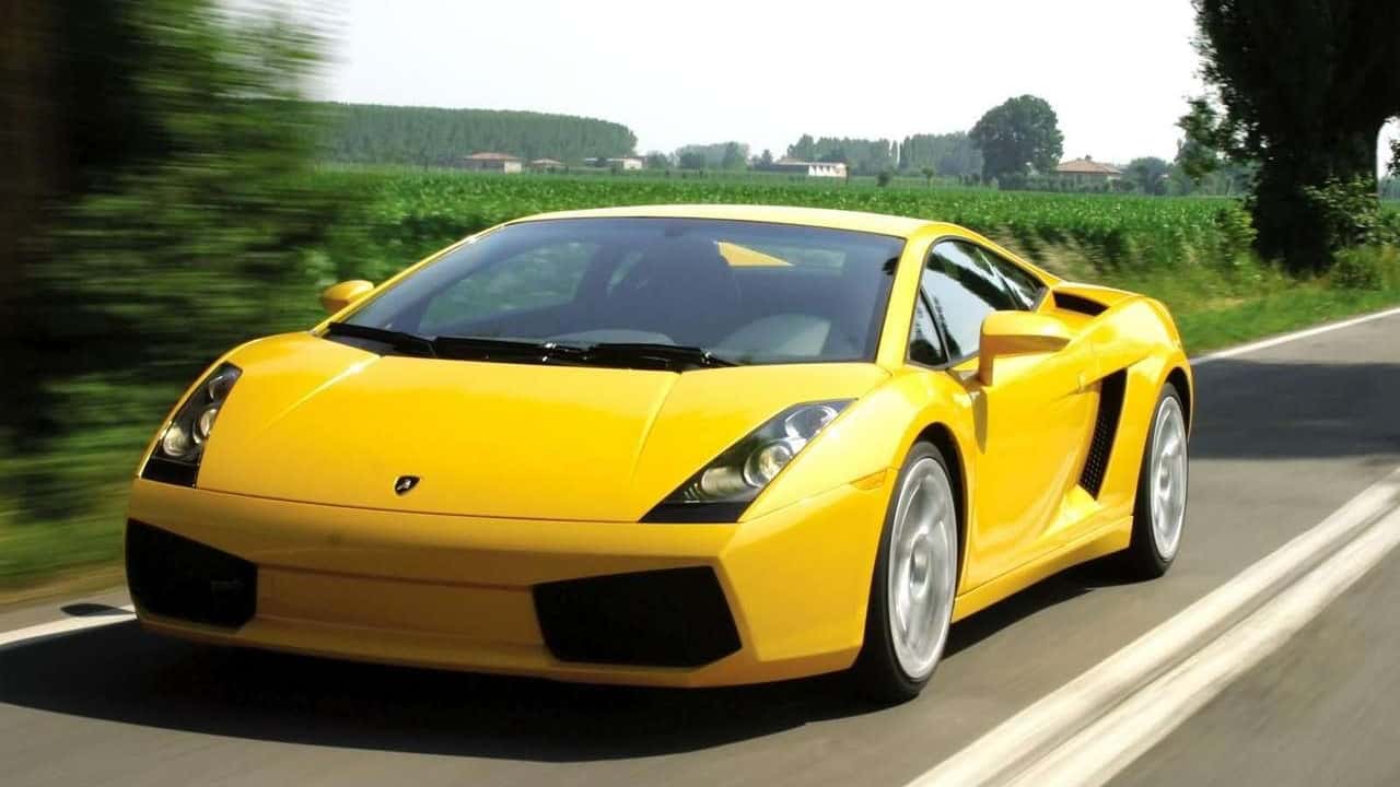 黄色 Lamborghini Gallardo LP560-4 在山路上行驶