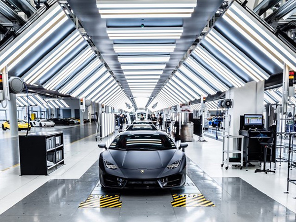 Sant'Agata Bolognese 工厂总装线上的 Gallardo