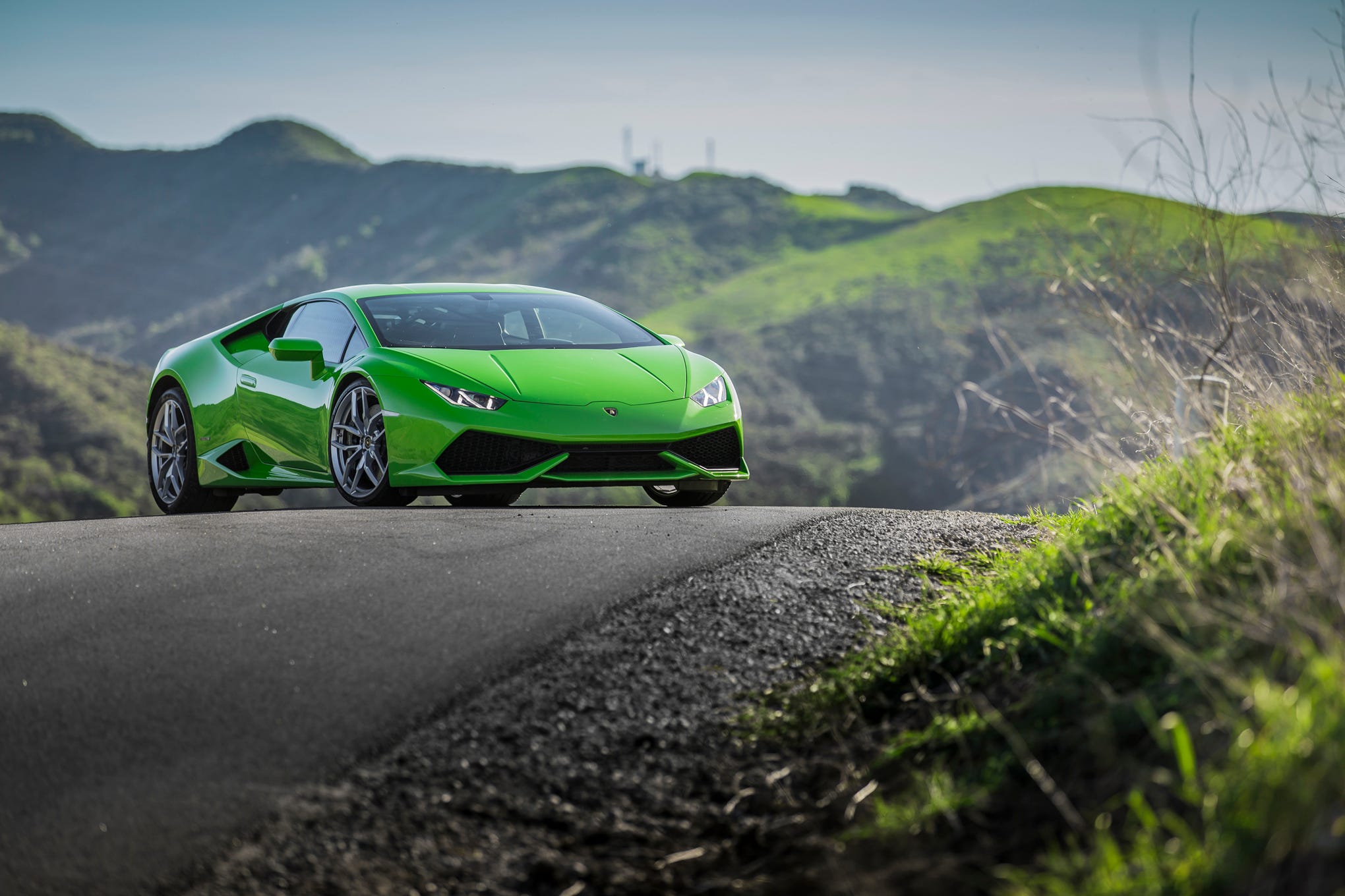 Huracan LP610-4 前 45 度视角，白色车身黑色轮毂