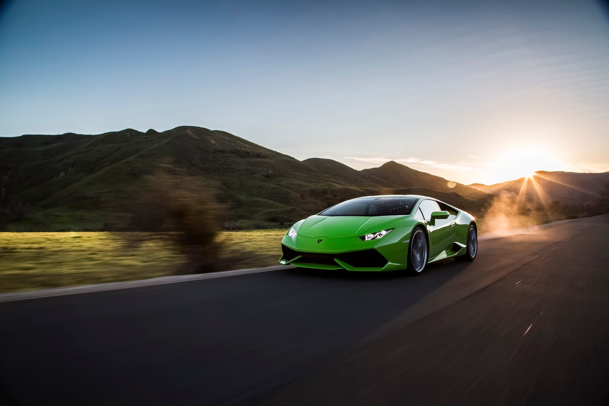 Huracan 侧面动态视角，银色车身在赛道行驶中