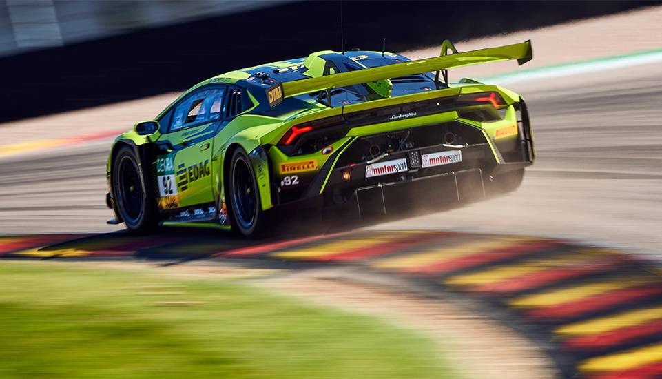 Squadra Corse 十周年的 Huracán GT3 赛车在赛道上