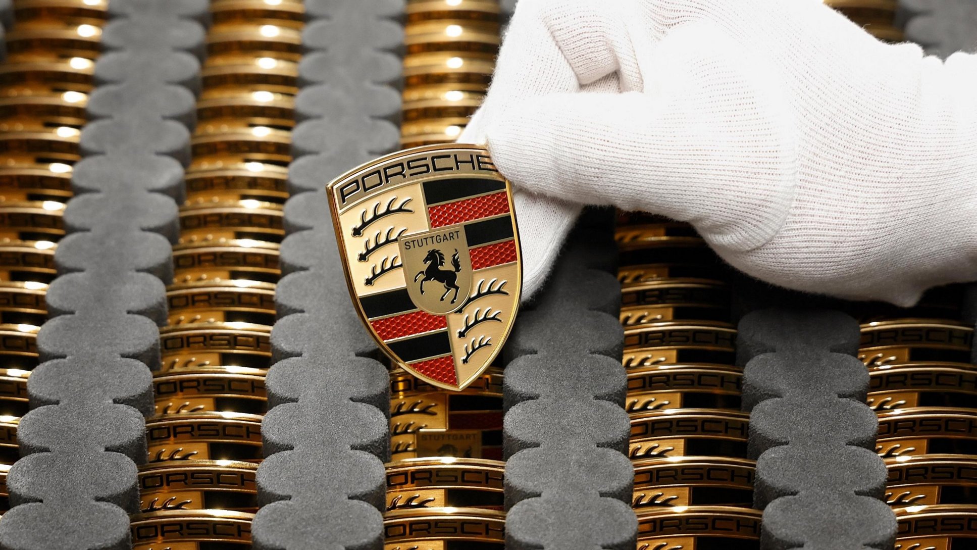 Porsche 2025 年产品战略调整公告题图