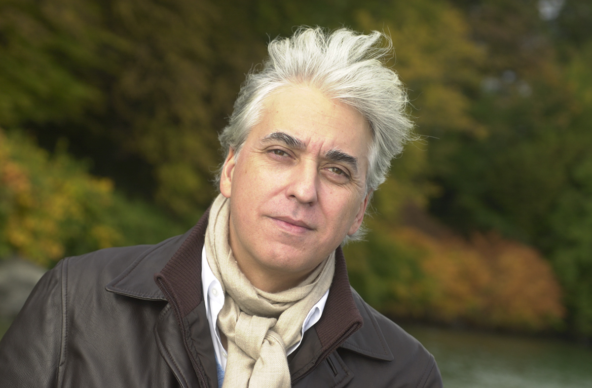 Patrick Mimran 在工厂外的照片